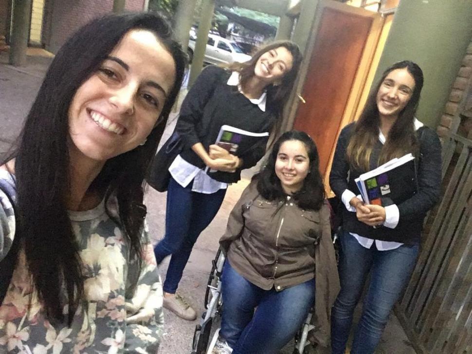 CON LAS COMPAÑERAS DE LA FACULTAD. Lucre estudia en la Quinta Agronómica.-