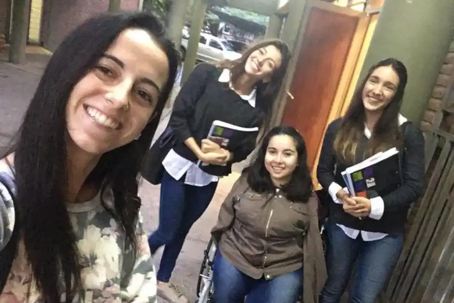 CON LAS COMPAÑERAS DE LA FACULTAD. Lucre estudia en la Quinta Agronómica.-