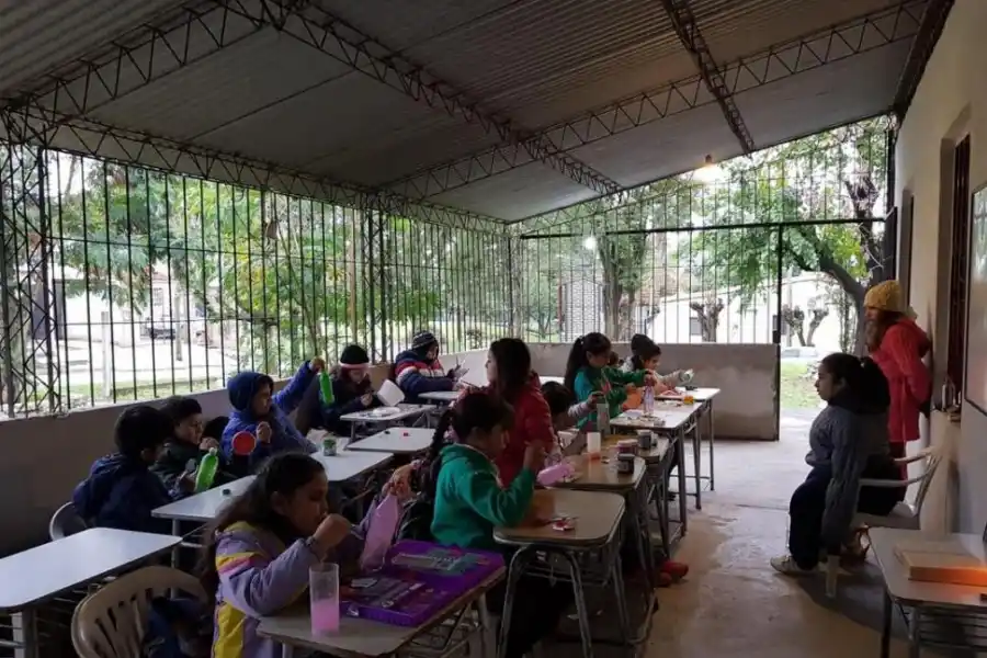 - VOLUNTARIADO. Lucre dicta catequesis en la capilla de su barrio.-