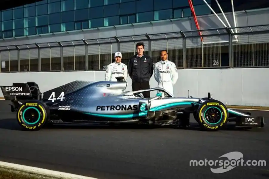 MERCEDES AMG PETRONAS MOTORSPORT. Fue de los primeros en confirmar la continuidad de sus pilotos: el británico y campeón del mundo Lewis Hamilton y el finlandés Valtteri Bottas. El equipo que dirige Toto Wolff busca su sexto título. motorsport.com