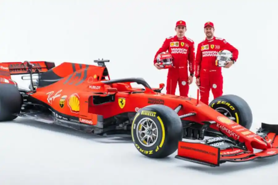 SCUDERIA FERRARI MISSION WINNOW. En el equipo en actividad más ganador (16 títulos y 763 podios) seguirá el alemán Sebastian Vettel y llegará, proveniente de Sauber, el monegasco Charles Leclerc de 21 años.  motorsport.com