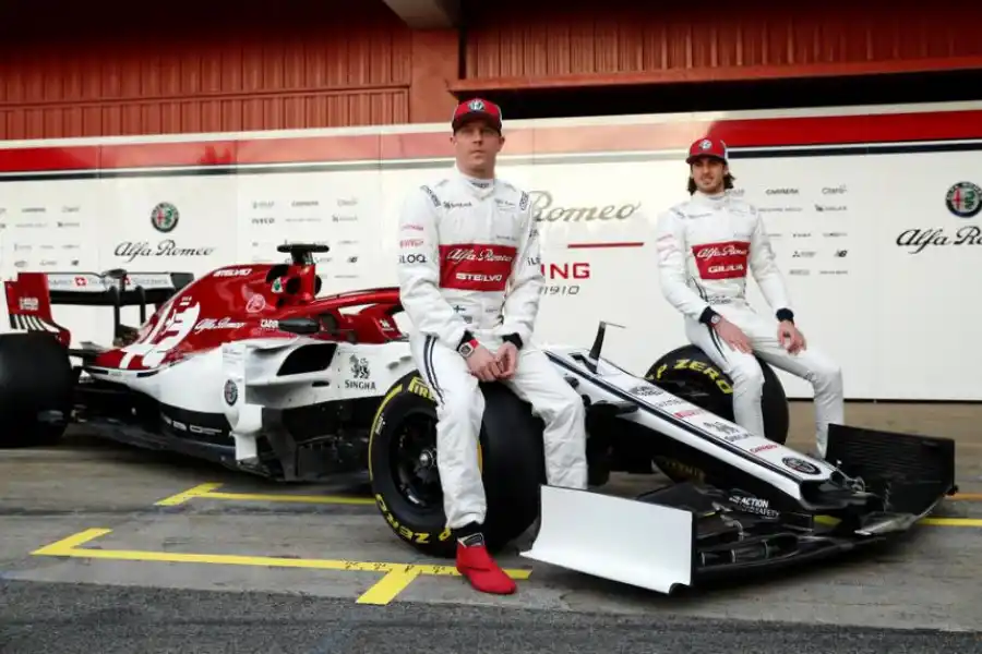 ALFA ROMEO RACING. El finlandés Kimi Räikkönen y el italiano Antonio Giovinazzi tienen a combinar la experiencia y el talento. Räikkönen lleva 294 carreras disputadas (un título) y Giovinazzi, tester de Ferrari y reserva de Sauber, dos.