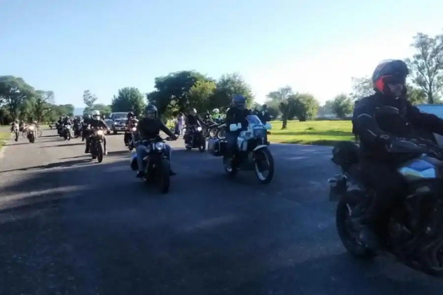LARGADA. Una Triumph de tres ruedas, una Honda y otra Triumph, en punta. La primera era la más llamativa de la caravana. 