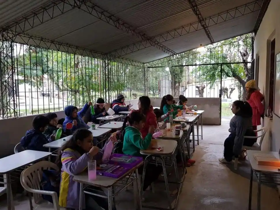 - VOLUNTARIADO. Lucre dicta catequesis en la capilla de su barrio.-