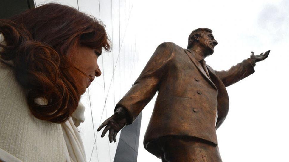 La ex presidenta Cristina Kirchner observa la estatua de Néstor Kirchner que ahora será removida en Ecuador.