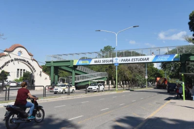 El puente peatonal por el que casi nadie camina