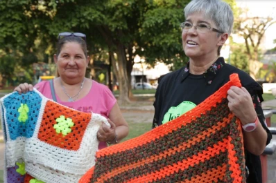 Con agujas y lanas, un grupo de tucumanas ayuda a niños internados