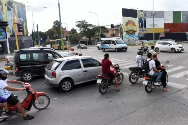 “Rompieron el vidrio del auto y me llevaron $40.000”