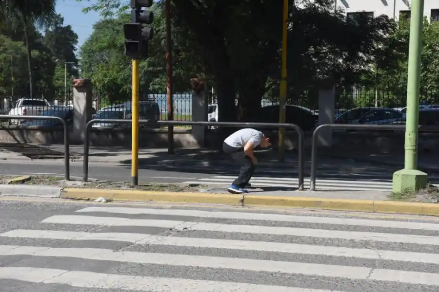 PROHIBIDO. Un joven cruzaba por debajo de las vallas de la platabanda.