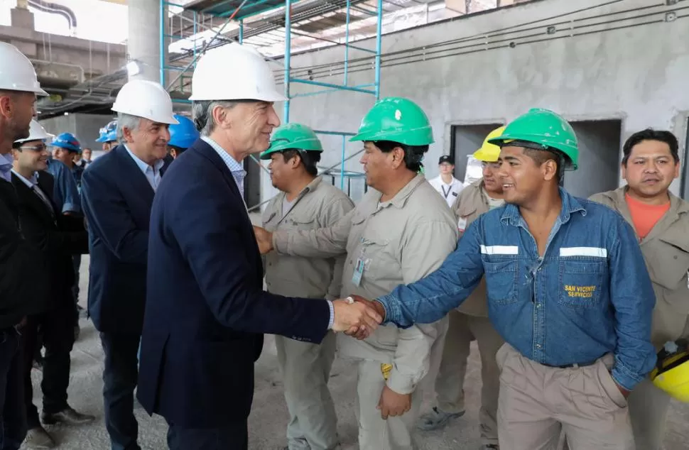 OBRA PÚBLICA. Gerardo Morales y Mauricio Macri visitaron a los trabajadores que remodelan el aeropuerto de Jujuy. télam 