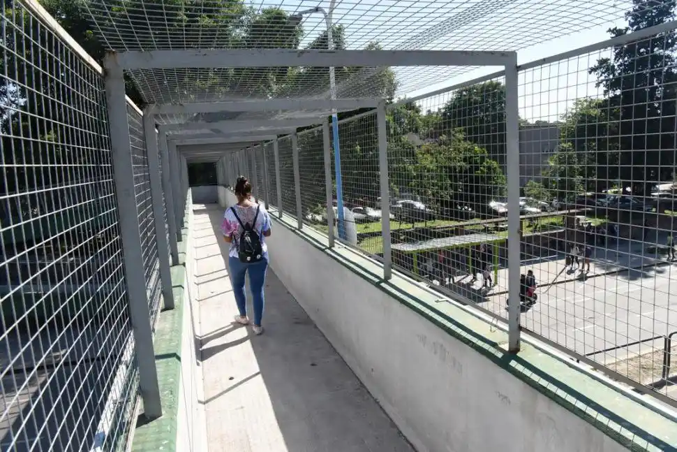 ENREJADO. Ayer al mediodía, pocos alumnos cruzaban por el puente. 