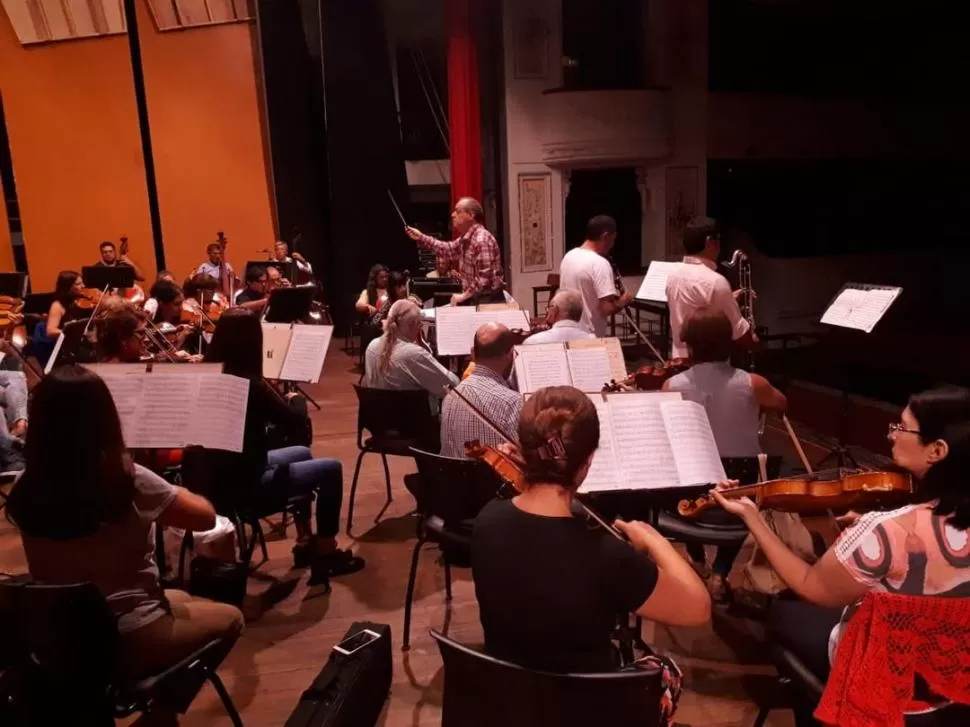 EN PLENO ENSAYO. A horas del concierto los integrantes de la Orquesta Sinfónica de la UNT ultiman detalles en el escenario del Teatro Alberdi. Prensa.-