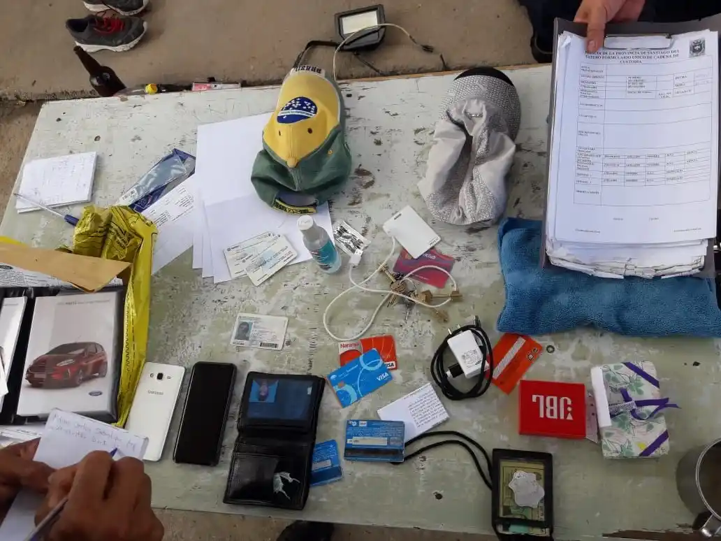 CON LAS CHAPAS. Los dos policías cargaban sus credenciales.