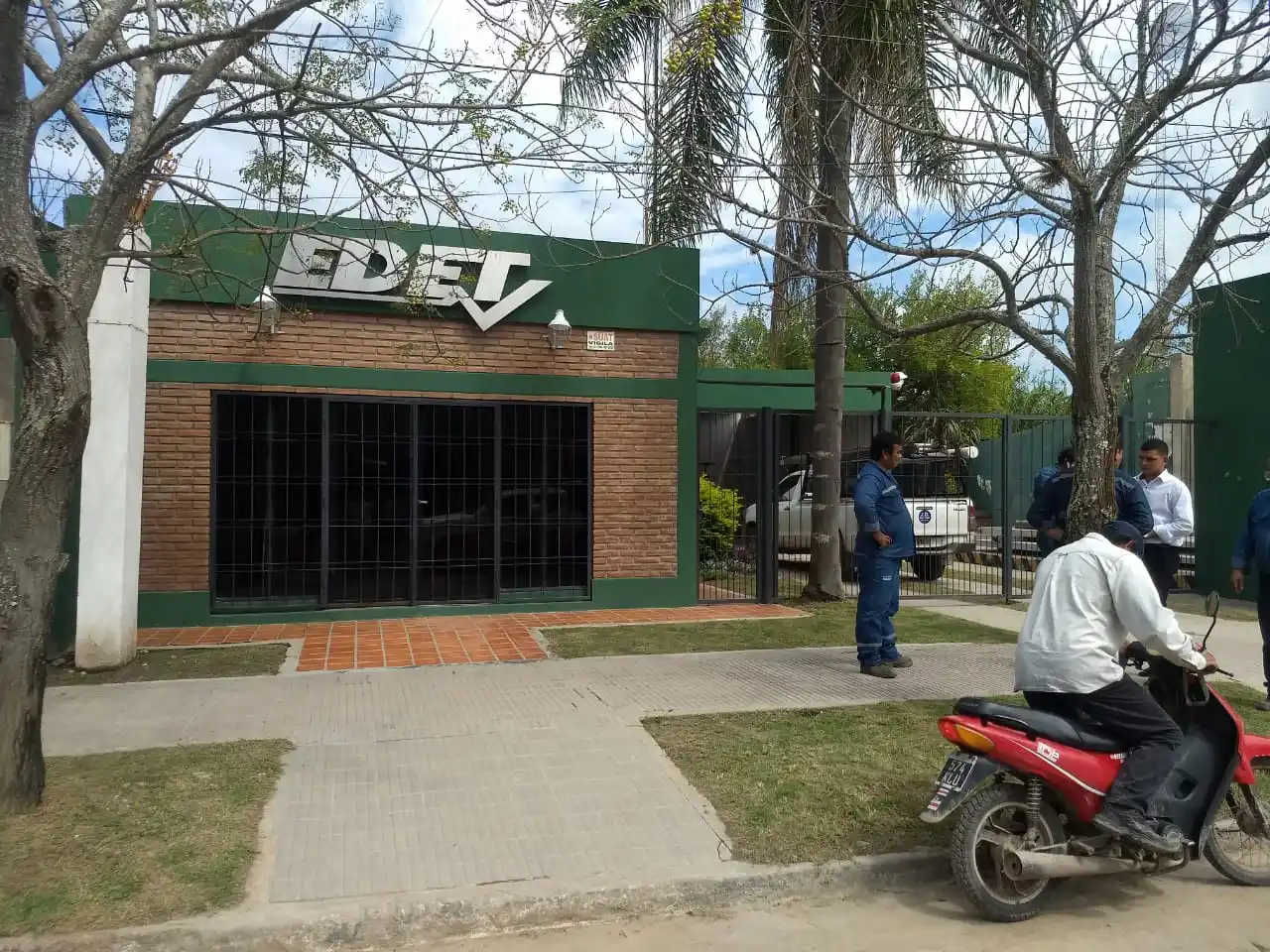 TENSIÓN EN EL SUR. La sede de EDET está ubicada al frente de la comisaría de La Madrid. El atraco generó tensión en el pueblo.