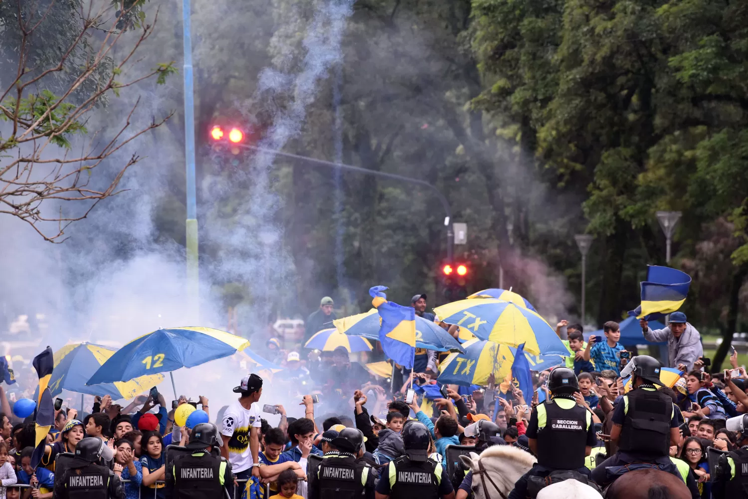 FANÁTICOS. Hinchas de Boca esperaron al plantel en su arribo a Tucumán.