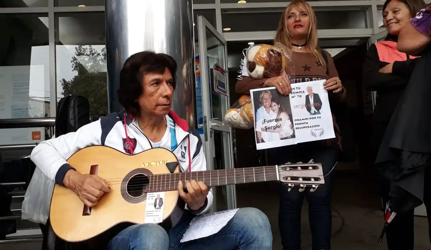 APOYO A SERGIO. Victor Díaz canta canciones en la puerta del hospital.