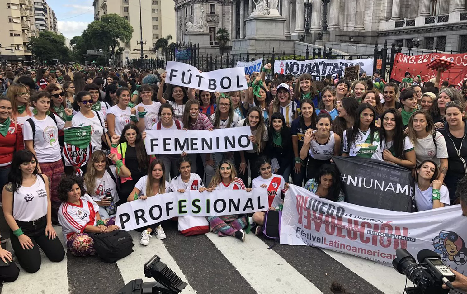 MUJERES FUTBOLISTAS POR UN FÚTBOL FEMENINO PROFESIONAL/