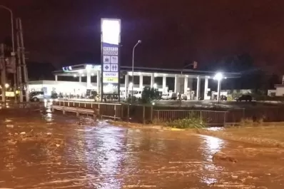 Por las lluvias, el canal Yerba Buena desbordó y afectó a 20 familias