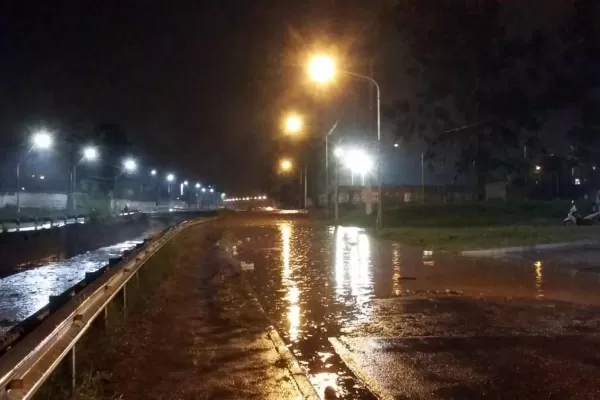 La lluvia colapsó el Canal Sur: se ensucia porque la Municipalidad no se hace cargo de los residuos”