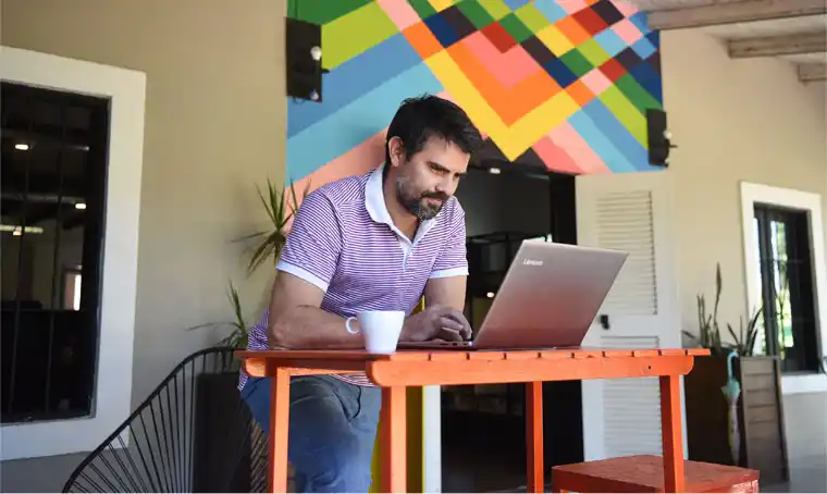 ESTEBAN NEVILLE. Trabaja al aire libre.-