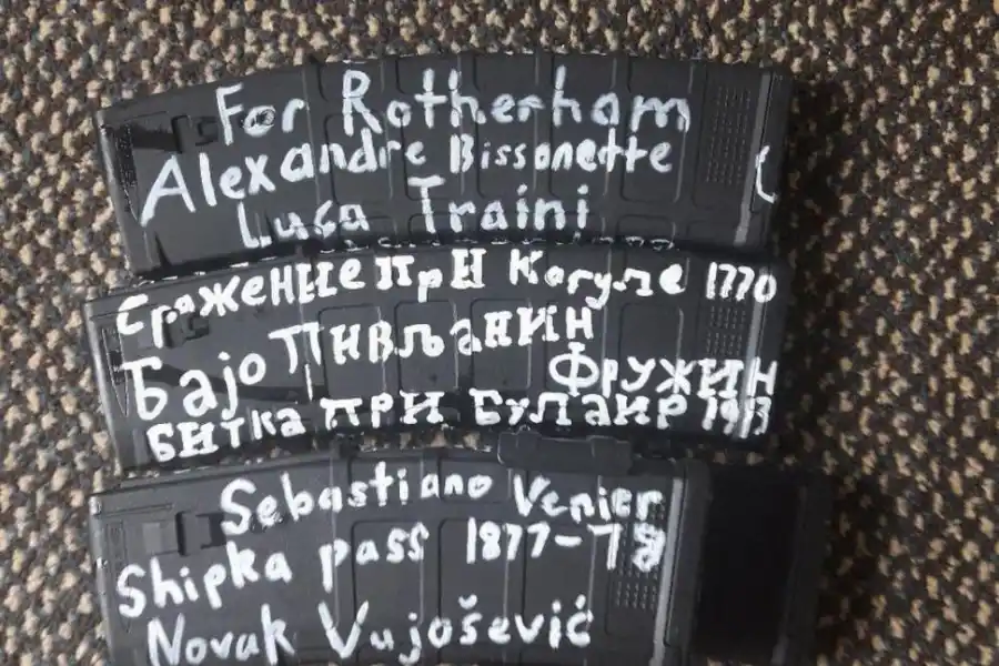 MEMORIA. Omar Nabi muestra la foto de su padre, muerto en el ataque 