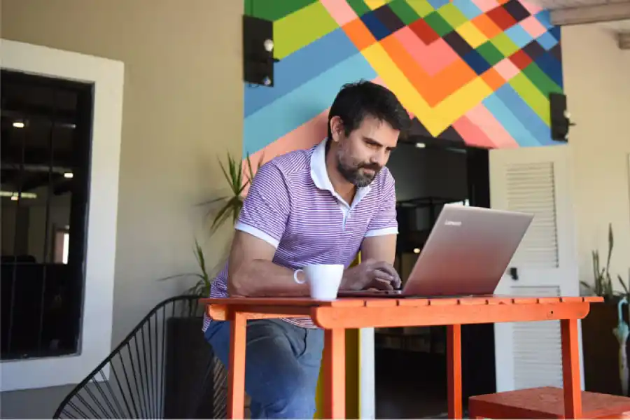 ESTEBAN NEVILLE. Trabaja al aire libre.-