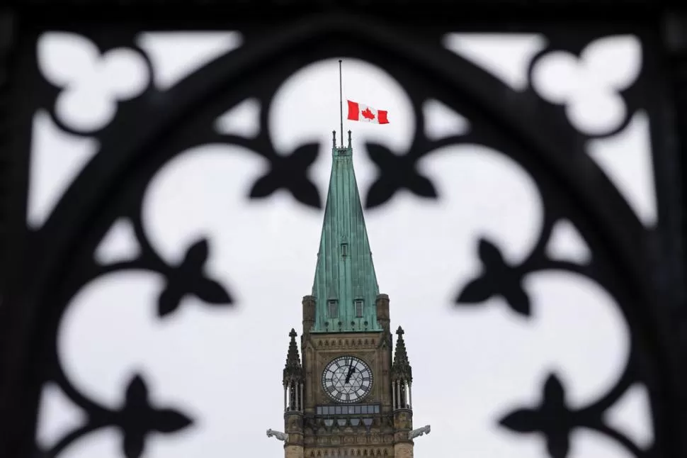 SIN FRONTERA. La bandera canadiense flamea a media asta, en Ottawa. fotos de reuters 