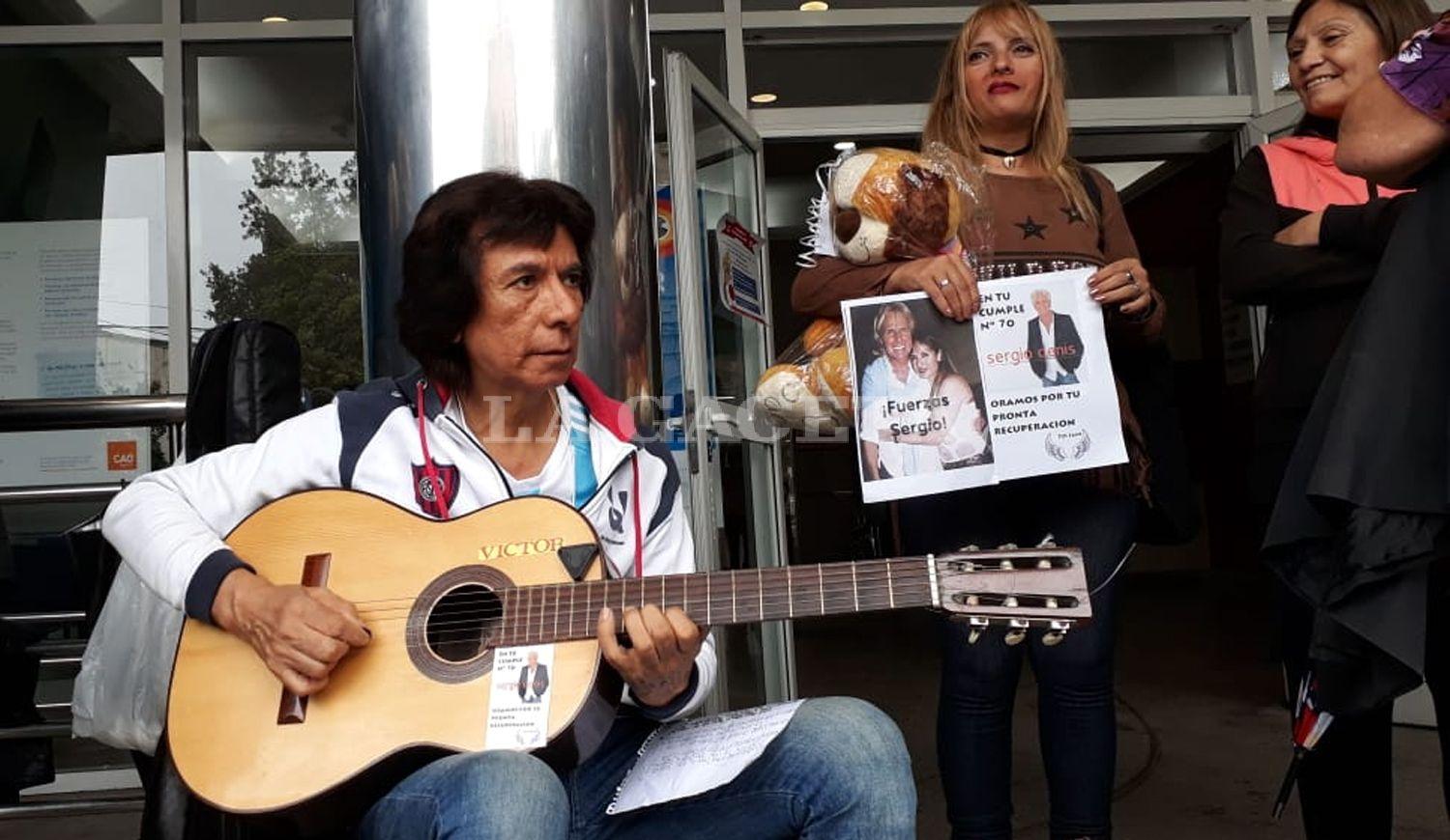APOYO A SERGIO. Victor Díaz canta canciones en la puerta del hospital.