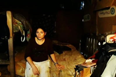 “Tenía que elegir entre comer o pagar la luz, así que estoy a oscuras”
