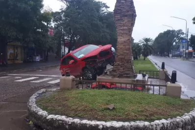 Un auto terminó arriba de la platabanda del reloj en Yerba Buena