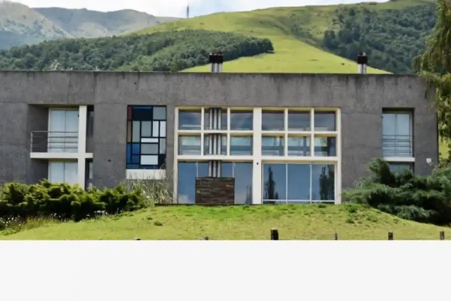 RUPTURA EN TAFÍ DEL VALLE. Desde hace más de una década, esta casa en Los Cuartos lleva impreso el neoplasticismo en su ADN.