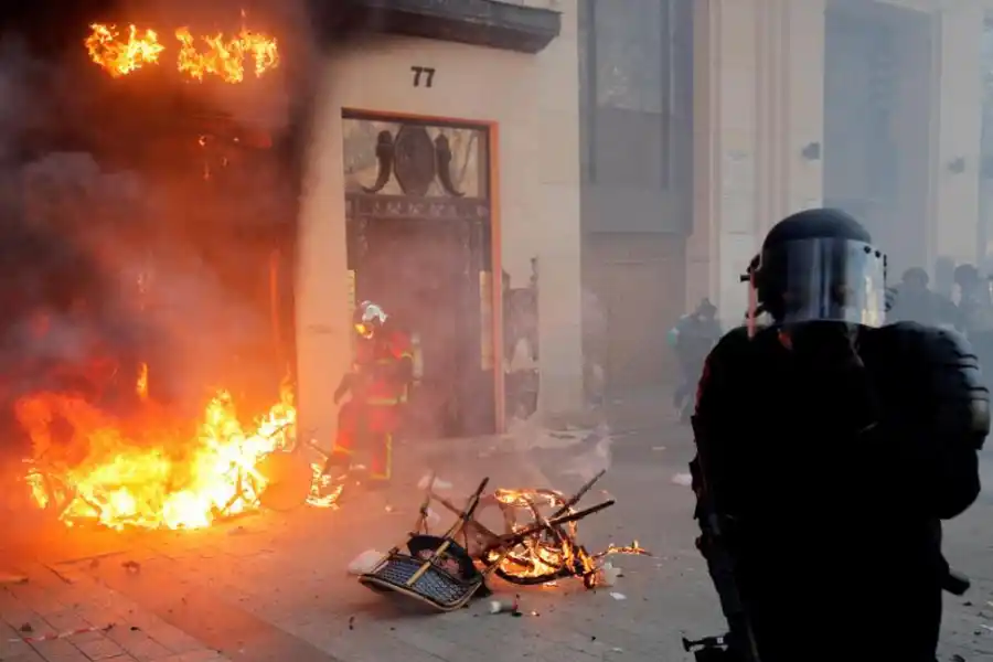 FUEGO Y CAOS. Incendiaron una sede bancaria con bombas molotov. REUTERS 
