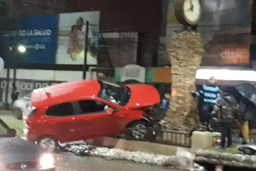 Un auto terminó arriba de la platabanda del reloj en Yerba Buena