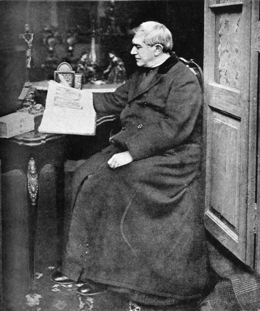 EL INVESTIGADOR. Monseñor Pablo Cabrera dio con la copia del acta de 1565, examinando un expediente de La Rioja.