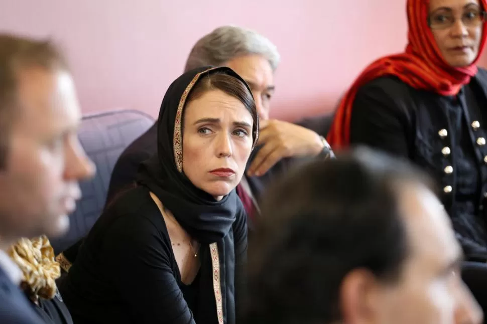 PRIMERA MINISTRA. Jacinda Ardern se reúne con representantes de la comunidad musulmana en el centro de refugiados de Christchurch. reuters