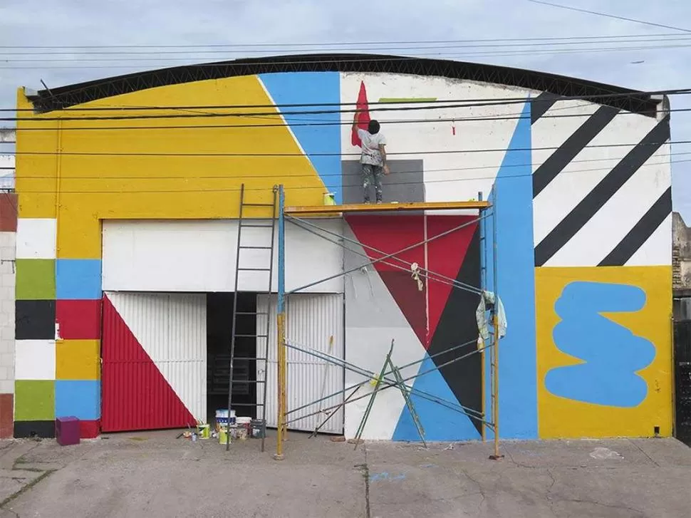 EN VILLA 9 DE JULIO. Una obra abstracta, con dibujos y líneas a lo Mondrián, es la huella que dejó Elian Chali en El Galpón 2099, en San Miguel de Tucumán, en 2014. 