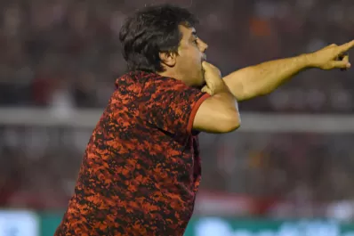 ¿Sigue Caruso Lombardi? Los problemas familiares complicarían la continuidad del DT