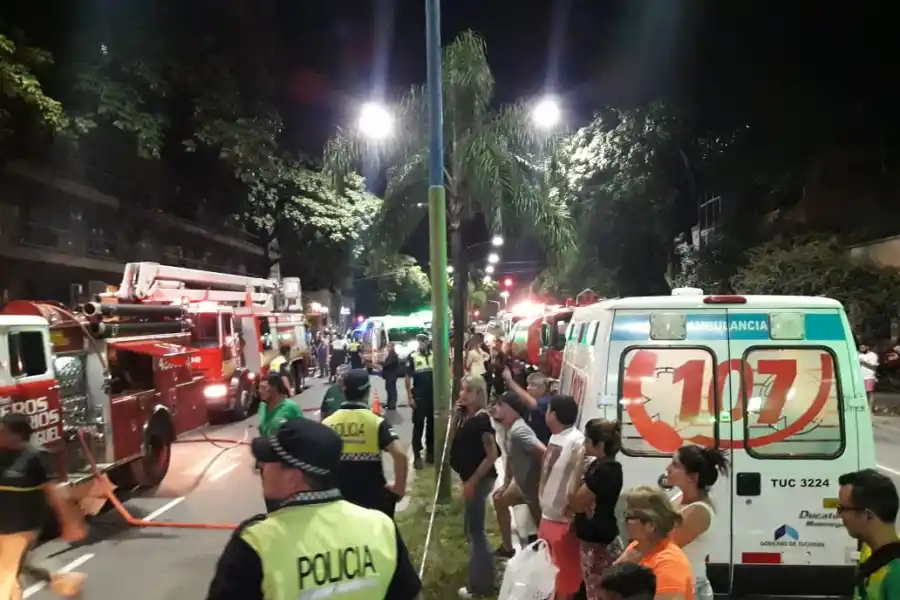 Según los vecinos, el fuego se inició después de las 21. LA GACETA/FOTO DE DIEGO ARÁOZ