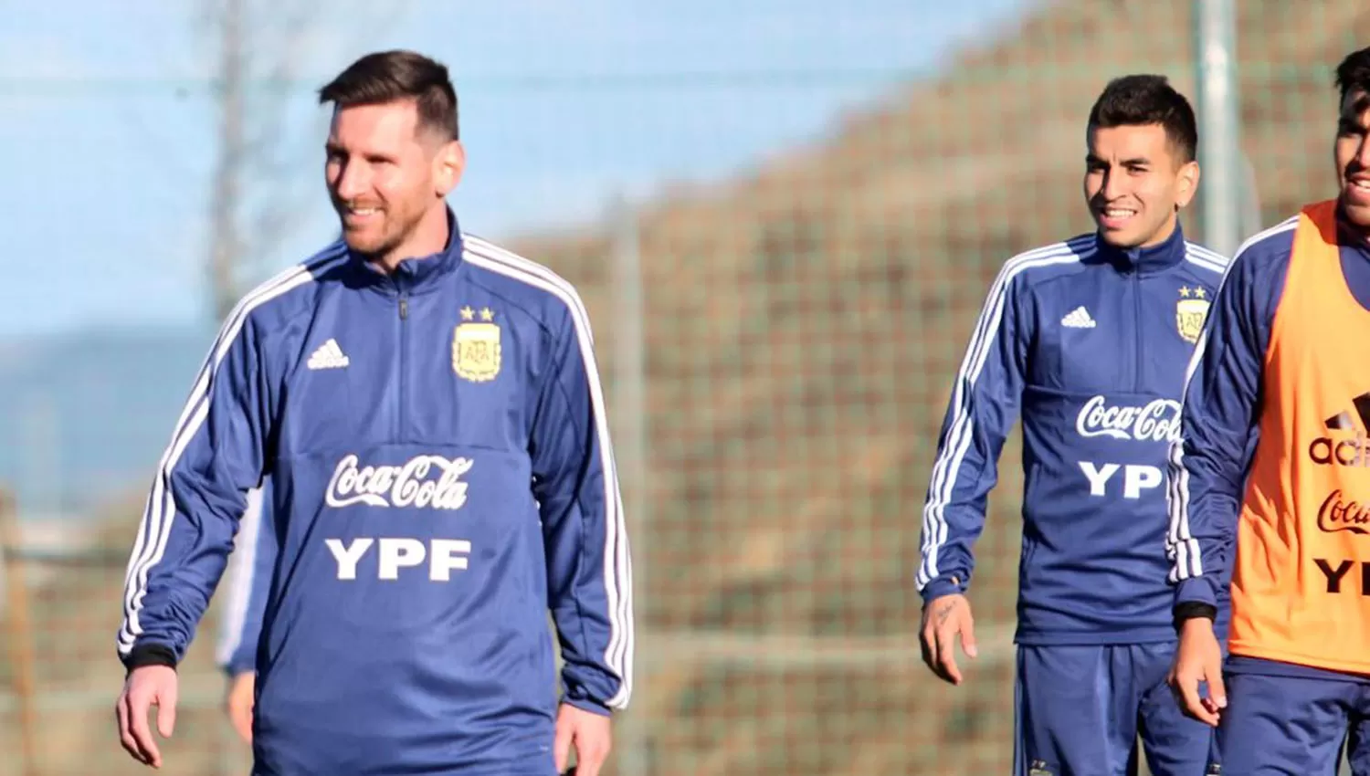 Messi y Ángel Correa, antes del inicio de la práctica en Valdebebas. (FOTO TOMADA DE TWITTER SELECCIÓN ARGENTINA)