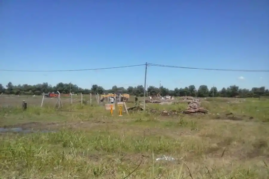 DAMNIFICADOS. Arriba, la protesta; abajo, los predios después del desalojo. 