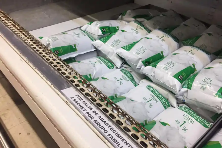 DESABASTECIMIENTO. El faltante de leche en la góndola de lácteos se hace notar en los supermercados de la zona céntrica.