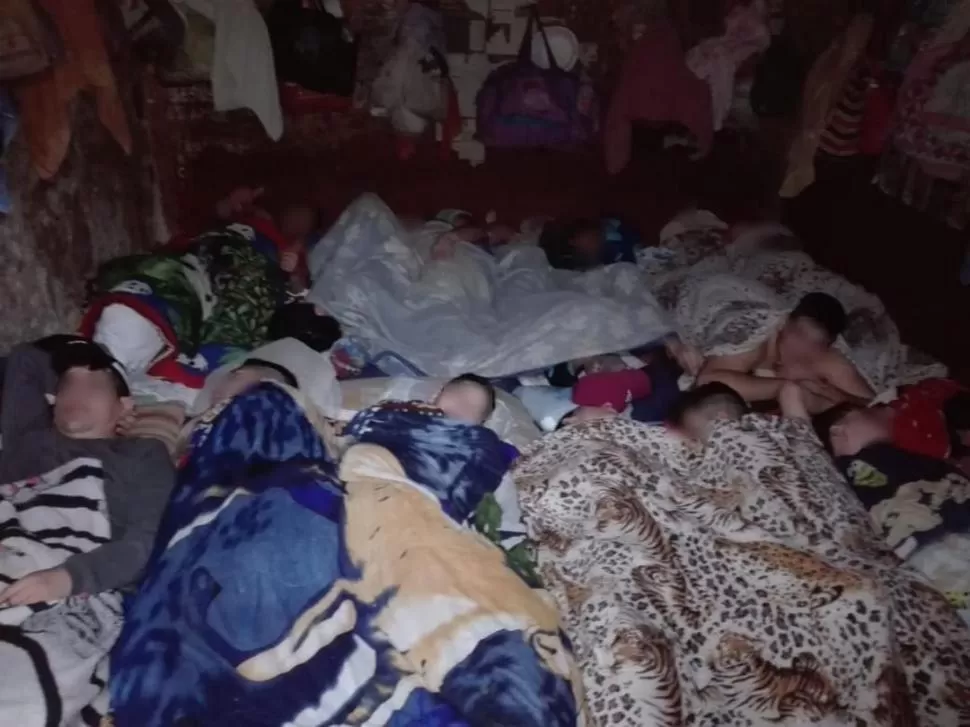 AMONTONADOS EN EL PISO. Se conocieron imágenes de cómo dormían los internos de la comisaría de Alderetes.  