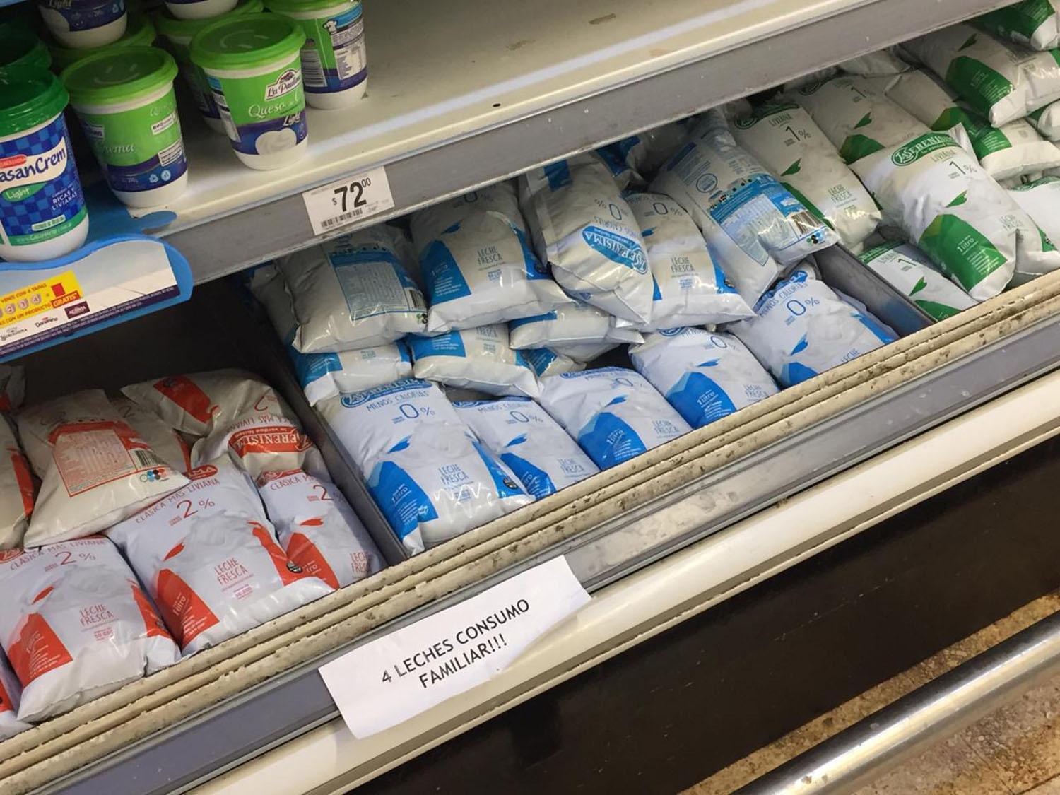 DESABASTECIMIENTO. El faltante de leche en la góndola de lácteos se hace notar en los supermercados de la zona céntrica.