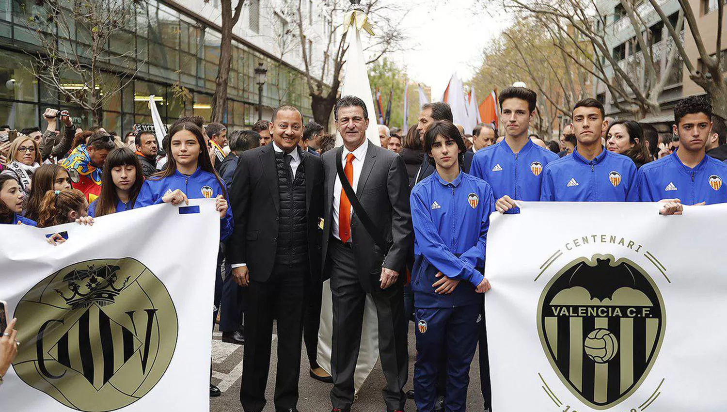 Mario Kempes (centro), fue uno de los más grandes ídolos del Valencia FC, que el lunes festejó su centenario. (FOTO TOMADA DE www.eluniverso.com)