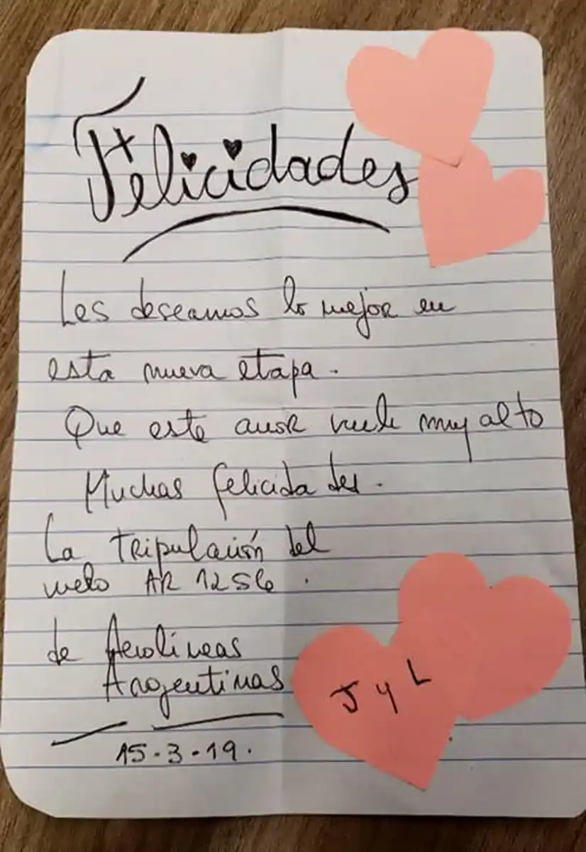 FELICIDADES. La tripulación les escribió una carta para felicitarlos.