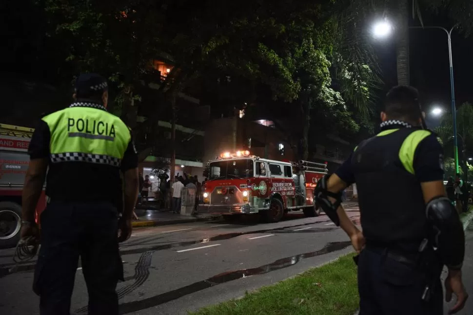 OPERATIVO. Los bomberos y los policías actuaron el lunes por la noche ante el incendio del edificio de avenida Salta. LA GACETA/FOTOS DE DIEGO ARÁOZ