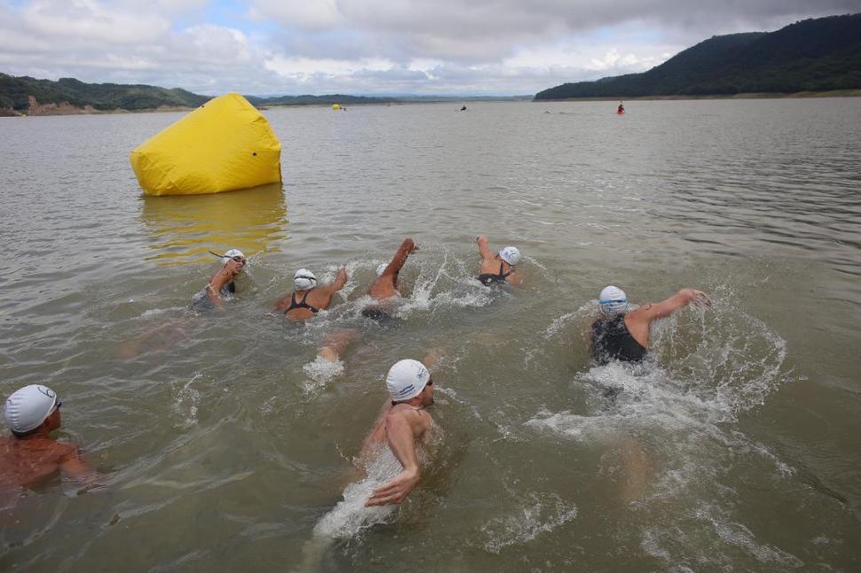  - 4  Competencia de nado en aguas abiertas en el dique El Cadillal, en marzo del año pasado.-
