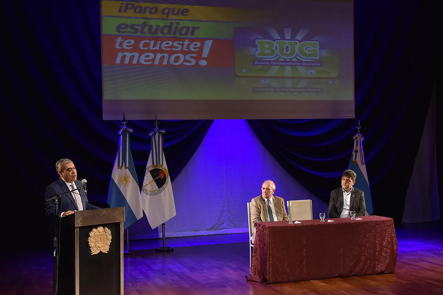 LANZAMIENTO. Alfaro habla, lo escuchan el rector de la UNT, José García; y el decano de la UTN, Fabián Soria.