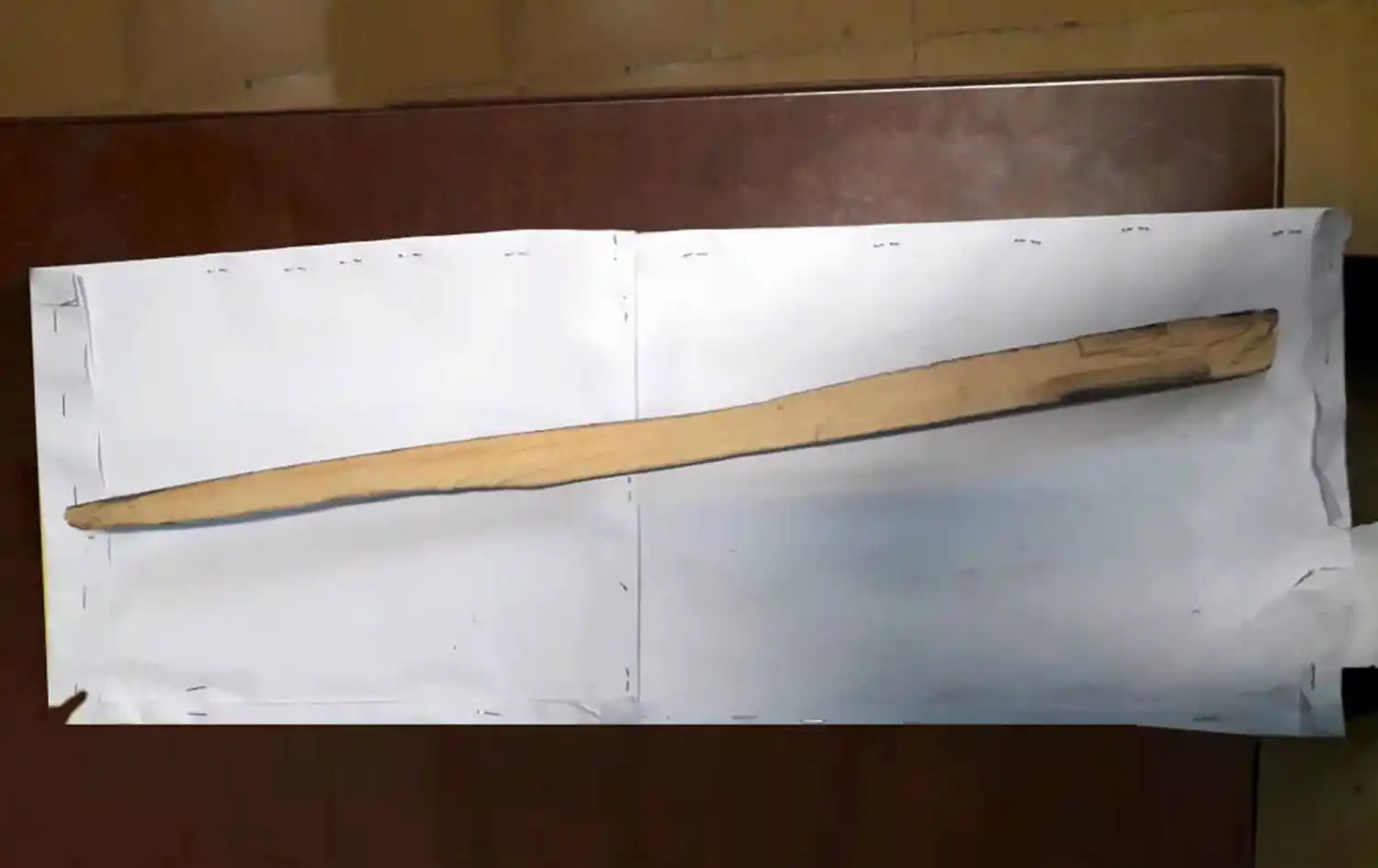 EL ARMA CASERA. Afiló un palo de escoba y salió a robar.