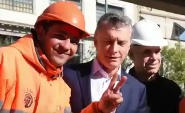 Macri se sacó una foto con un trabajador que posó con la V peronista
